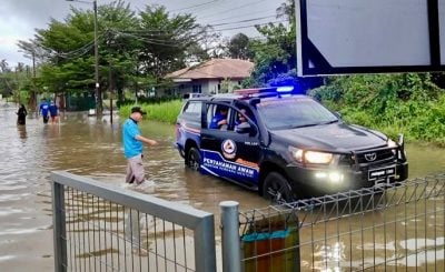 供星洲网：倾盆大雨，波德申海滨路发生闪电水患惨变“水城”