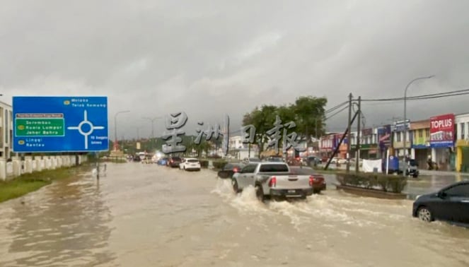 供星洲网：倾盆大雨，波德申海滨路发生闪电水患惨变“水城”