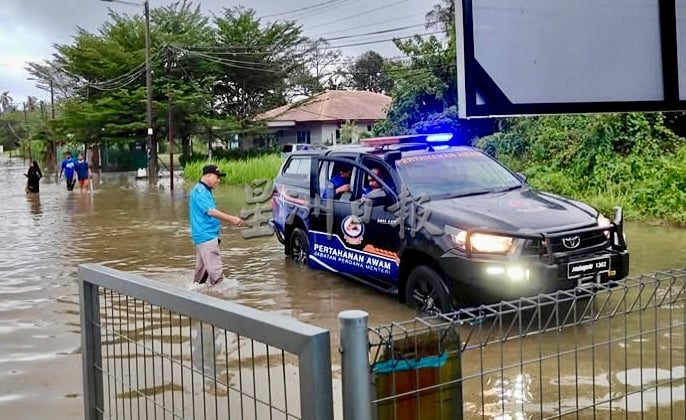 供星洲网：倾盆大雨，波德申海滨路发生闪电水患惨变“水城”