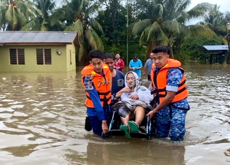 供星洲网：倾盆大雨，波德申海滨路发生闪电水患惨变“水城”