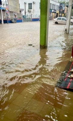 供星洲网：倾盆大雨，波德申海滨路发生闪电水患惨变“水城”