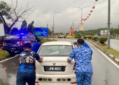 供星洲网：倾盆大雨，波德申海滨路发生闪电水患惨变“水城”