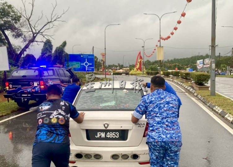 供星洲网：倾盆大雨，波德申海滨路发生闪电水患惨变“水城”