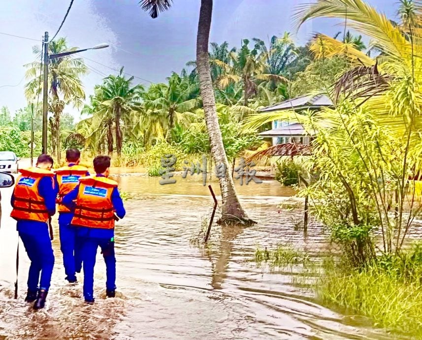 供星洲网：倾盆大雨，波德申海滨路发生闪电水患惨变“水城”