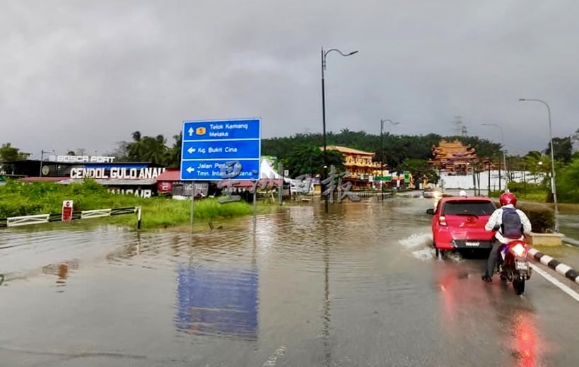 供星洲网：倾盆大雨，波德申海滨路发生闪电水患惨变“水城”