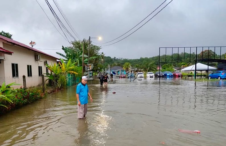 供星洲网：倾盆大雨，波德申海滨路发生闪电水患惨变“水城”