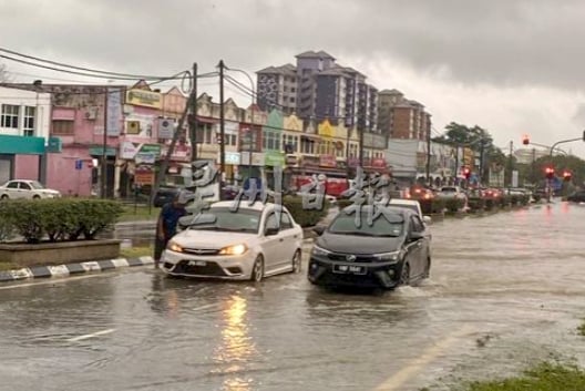 供星洲网：倾盆大雨，波德申海滨路发生闪电水患惨变“水城”