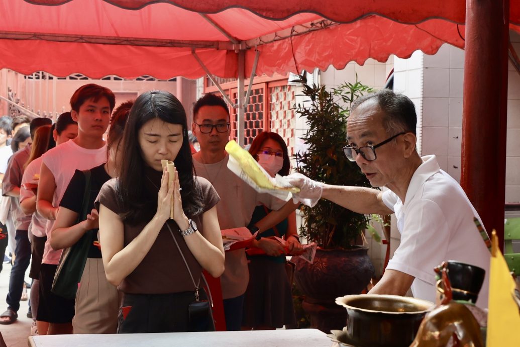 大都会/封面/临盆在即或坐月子妇人 不适宜惊蛰打小人