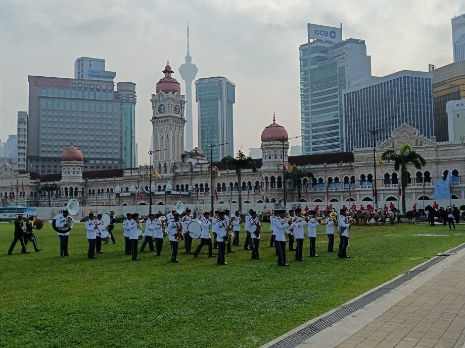 大都会封面副-吉隆坡市政局辉煌条纹升旗礼仪式