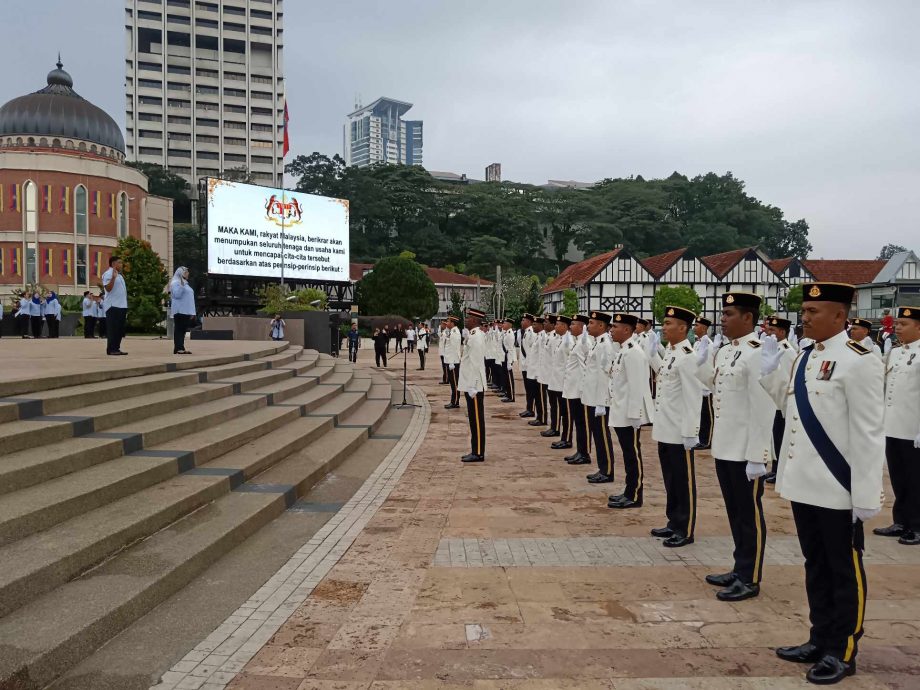 大都会封面副-吉隆坡市政局辉煌条纹升旗礼仪式