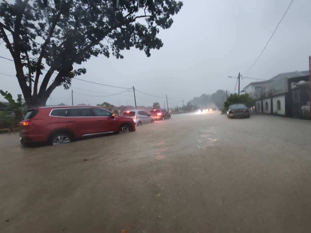 已签发 柔：版头之一：新山暴雨引发闪电水灾  多处地区积水及树倒阻路