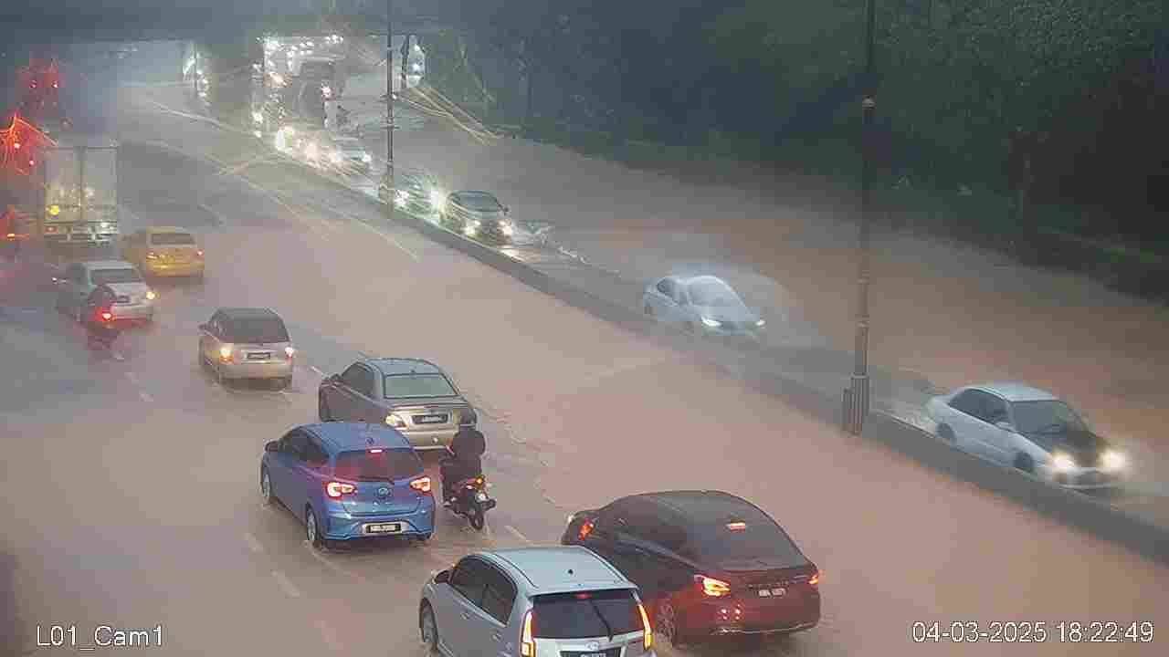 已签发 柔：版头之一：新山暴雨引发闪电水灾  多处地区积水及树倒阻路