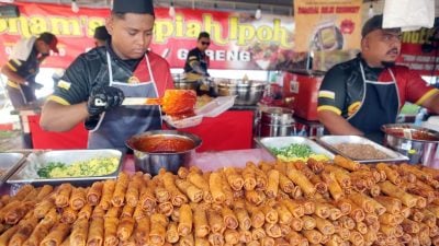 霹体育馆停车场摆近200摊位   斋戒市集美食魅力大