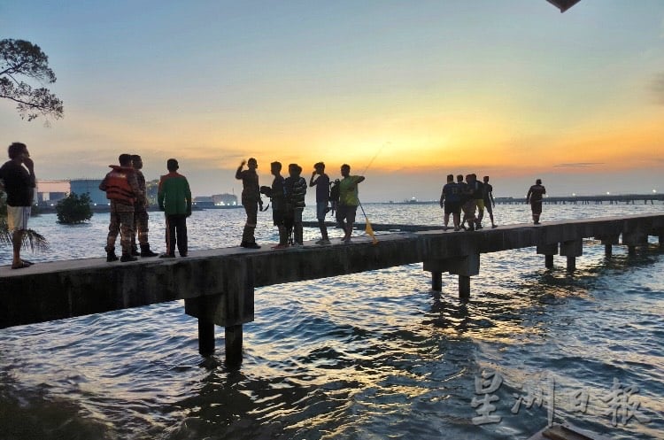 波德申芦骨5天大涨潮，海边餐馆 低洼处沦为“水乡”