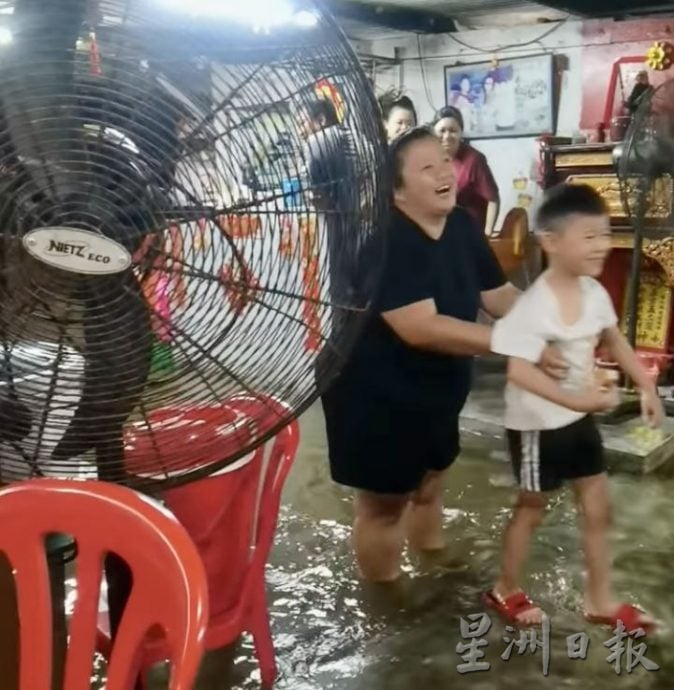 波德申芦骨5天大涨潮，海边餐馆 低洼处沦为“水乡”