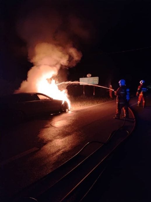 豪车深夜着火燃烧 车烧毁一半无伤亡