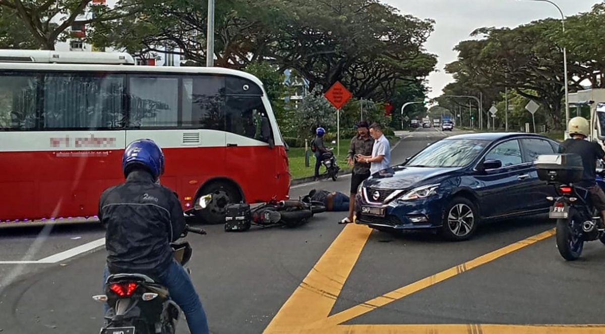 （已签发）柔：狮城二三事：摩托车骑士车祸飞跌 躺路上拍现场证据