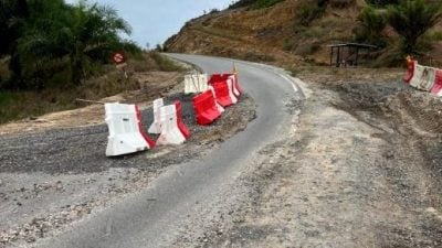 马鲁帝美里路段土崩 . 仅半边车道可通行