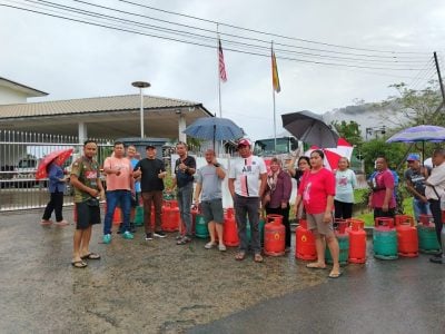 林梦煤气依然短缺 . 民众清晨排长龙等待换购