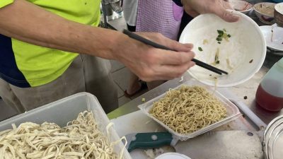 断水无法清洗餐具.食摊用塑料盘装食物